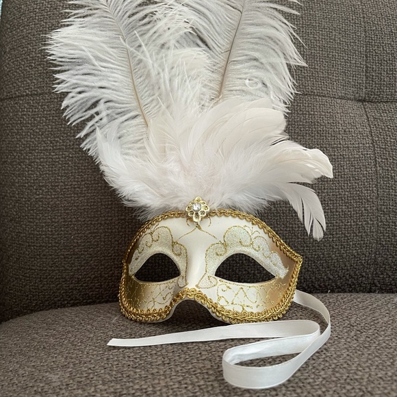 COPY - Gorgeous Mask just in time for Halloween - Picture 2 of 6